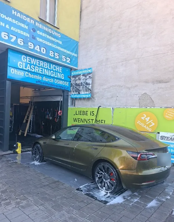 Tesla Model 3 bei der Aussenreinigung vor der STEAMWERK-Werkstatt in Meidling